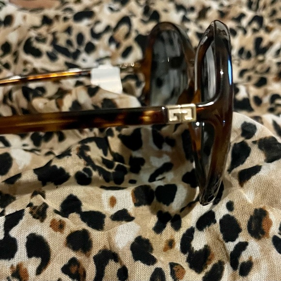 Givenchy authentic oversized sunglasses for women - Picture 4 of 12